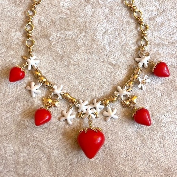 Brand New Betsey Johnson Gold Tone Strawberry Rhinestone Daisy Floral Necklace - Picture 14 of 16